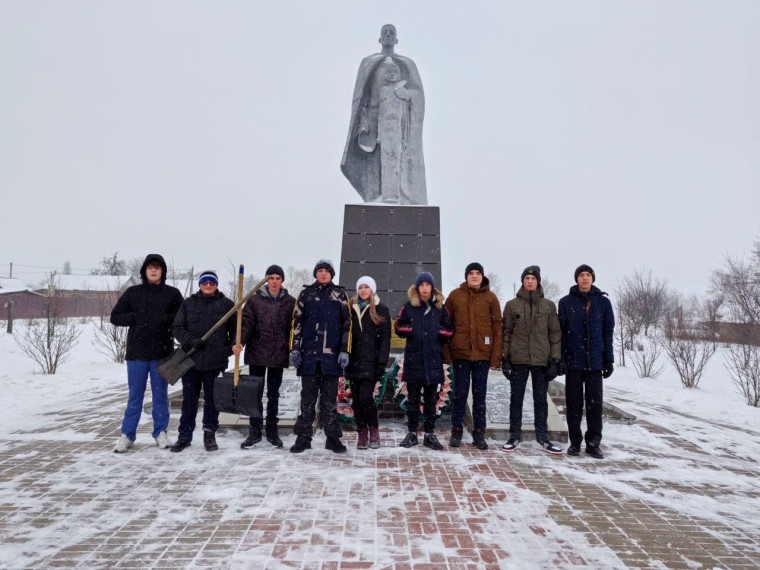 Волонтерская акция по уборке территории памятника павшим воинам..